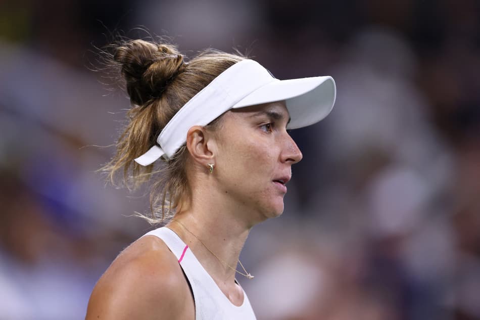 Bia Haddad em momento de concentração contra a grega Sakkari (Foto: Mike Stobe / GETTY IMAGES NORTH AMERICA / Getty Images via AFP (Photo by Mike Stobe / GETTY IMAGES NORTH AMERICA / Getty Images via AFP)