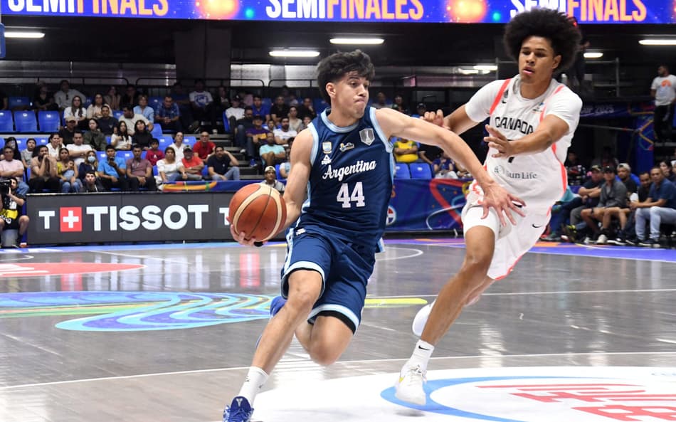 O argentino Alex Negrete (L) dribla o canadense Kyshawn George na semifinal da Americup (Photo by AFP)