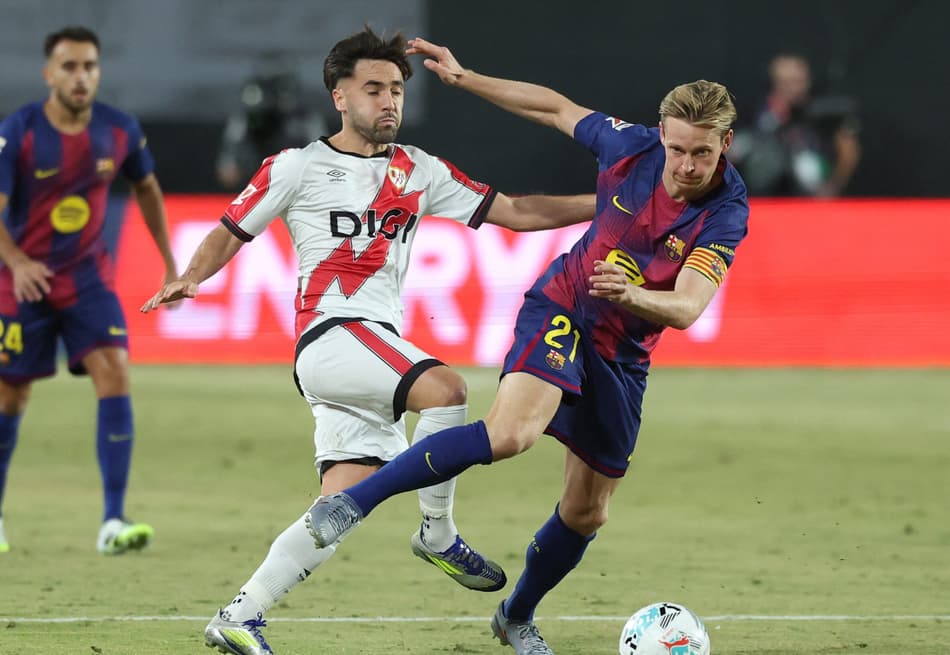 Unai Lopez x Frenkie De Jong em Rayo Vallecano x Barcelona (Foto: Pierre-Philippe Marcou / AFP)