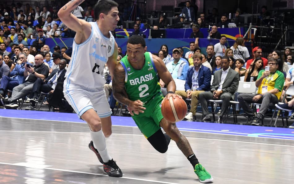 Yago Santos dribla o argentinio Jose Vildoza na final da Americup (Photo by AFP)