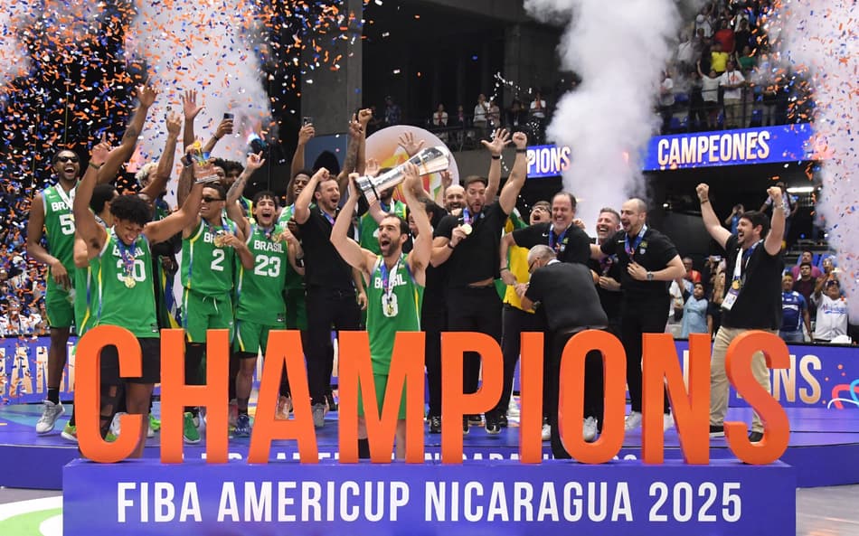 Vitor Benite ergue o troféu após a vitória do Brasil sobre a Argentina na final da Americup (Photo by AFP)