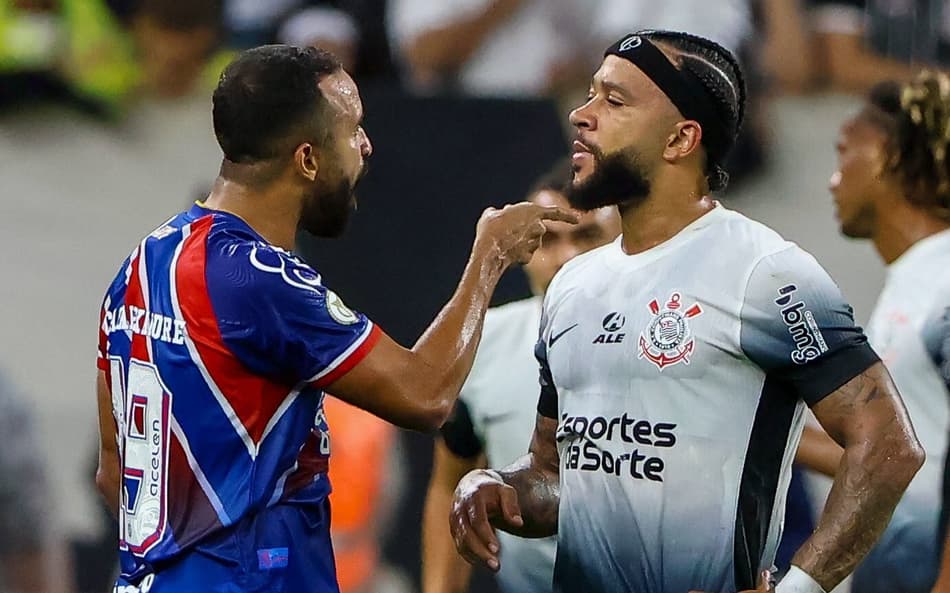 Caio Alexandre em discussão com Memphis na Neo Química Arena (Foto: Joisel Amaral/AGIF)