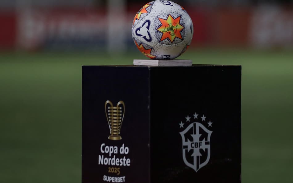 Bola oficial da Copa do Nordeste Foto: Rafael Vieira/AGIF