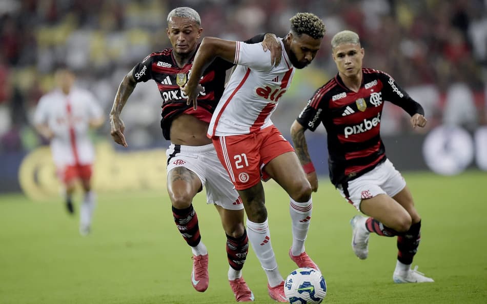 FLAMENGO X INTERNACIONAL - Wesley do Flamengo disputa com Wesley do Internacional durante partida no estádio Maracanã pelo campeonato Brasileiro A 2025. Foto: Alexandre Loureiro/AGIF