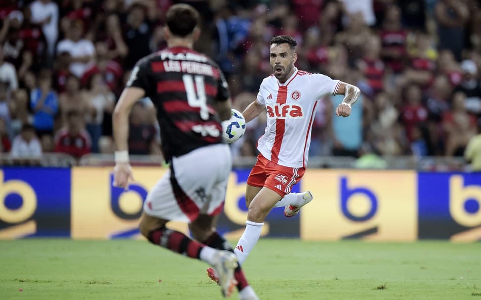 SP - RIO DE JANEIRO - 29/03/2025 - BRASILEIRO A 2025, FLAMENGO X INTERNACIONAL - Bruno Henrique jogador do Internacional prepara chute para seu gol durante partida contra o Flamengo no estádio Maracanã pelo campeonato Brasileiro A 2025. Foto: Alexandre Loureiro/AGIF