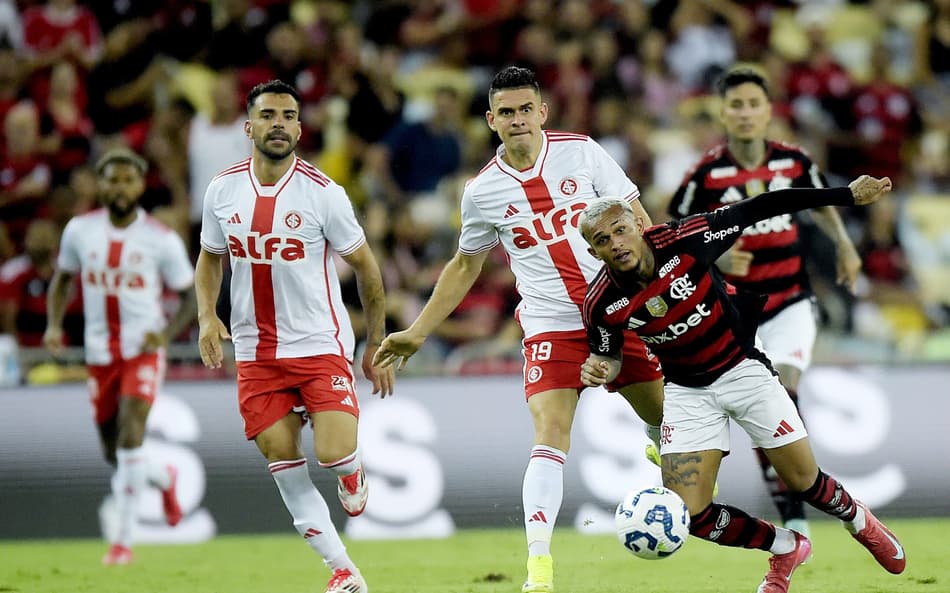 SP - RIO DE JANEIRO - 29/03/2025 - BRASILEIRO A 2025, FLAMENGO X INTERNACIONAL - Wesley jogador do Flamengo disputa lance com Borre jogador do Internacional durante partida no estadio Maracana pelo campeonato Brasileiro A 2025. Foto: Alexandre Loureiro/AGIF