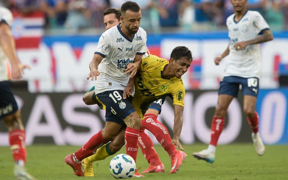 Caio Alexandre e Gabriel disputam bola em Bahia x Mirassol (Foto: Jhony Pinho/AGIF)