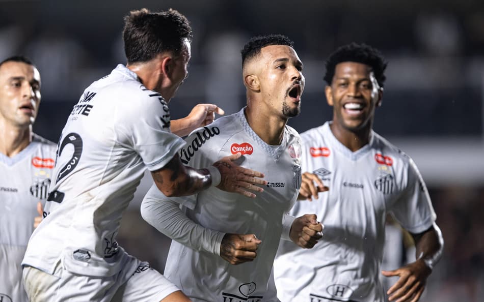 Zé Ivaldo volta aos treinos no Santos e pode ganhar espaço