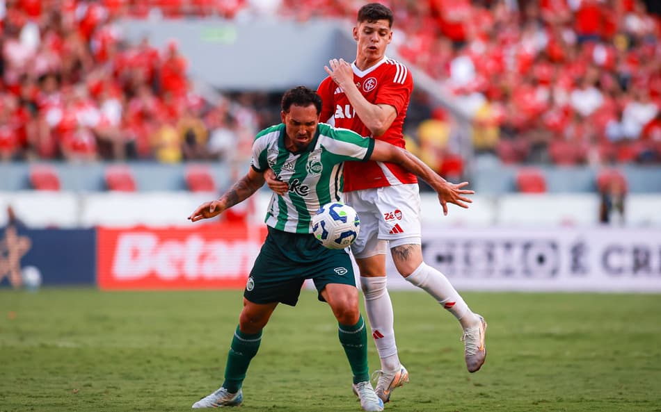 Internacional x Juventude Campeonato Brasileiro 2025 - Gilberto (J) e Ronaldo (I) disputam a bola - (Foto: Maxi Franzoi/AGIF)
