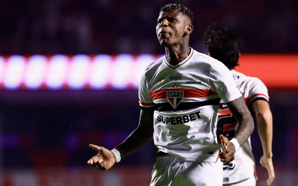 O zagueiro Arboleda, do São Paulo, em jogo contra o Grêmio (Foto: Marcello Zambrana/AGIF)