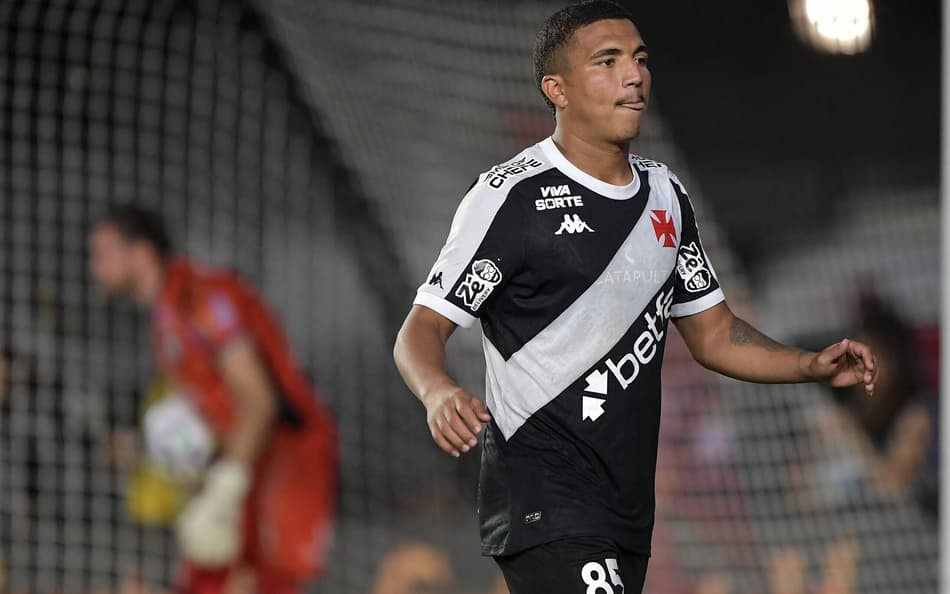 Matheus Carvalho em ação pelo Vasco (Foto: Thiago Ribeiro/AGIF)
