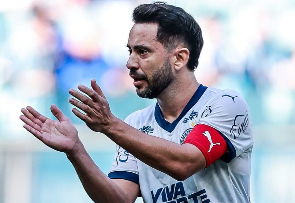 Everton Ribeiro dá instruções para o Bahia (Foto: Giancarlo Santorum/AGIF)