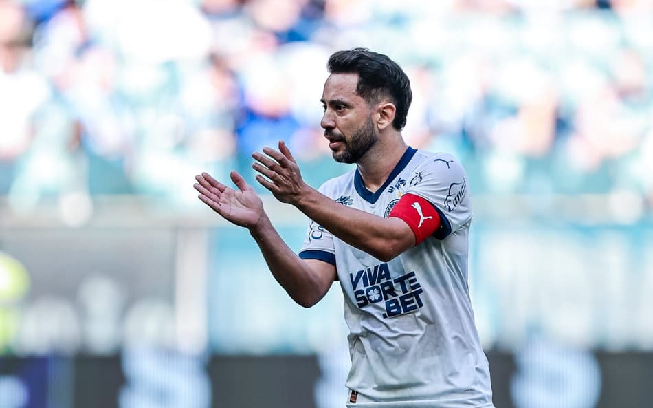 Everton Ribeiro dá instruções para o Bahia (Foto: Giancarlo Santorum/AGIF)