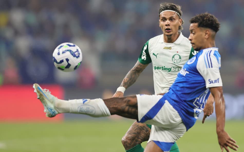 Matheus Pereira, do Cruzeiro, e Richard Ríos, do Palmeiras, em jogo no Mineirão (Foto: Gilson Lobo/AGIF)