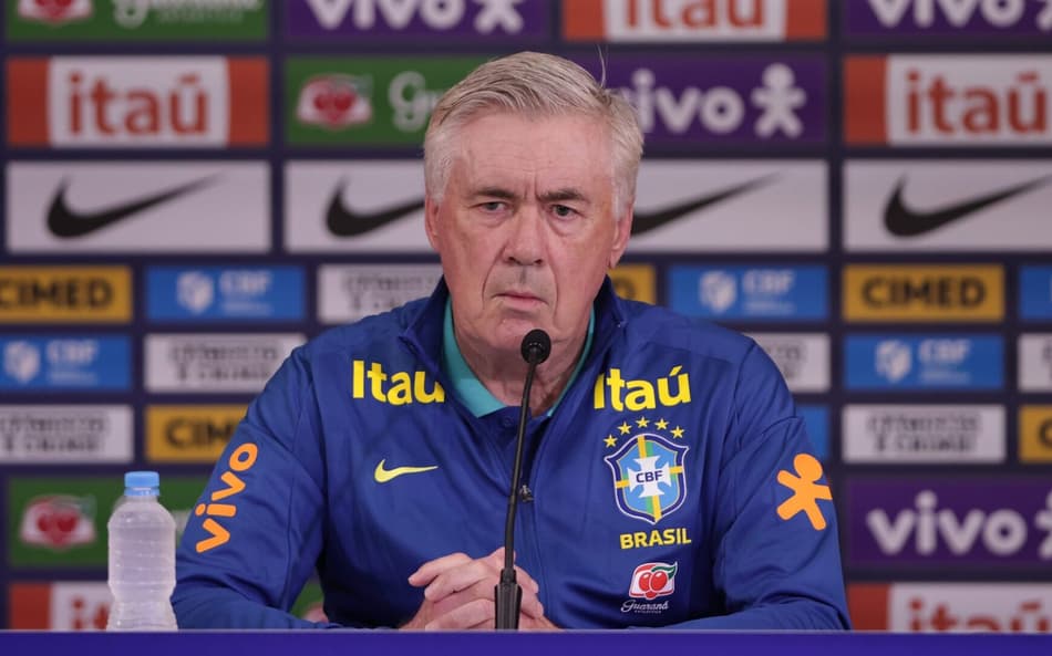Ancelotti em coletiva da Seleção Brasileira (Foto: Ettore Chiereguini/AGIF)