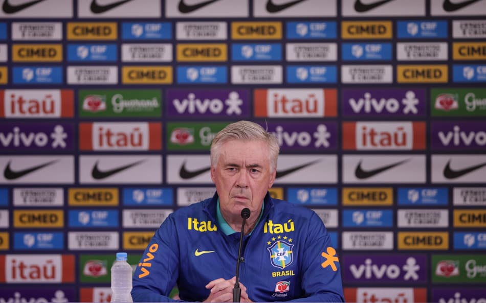 Ancelotti em coletiva da Seleção Brasileira (Foto: Ettore Chiereguini/AGIF)
