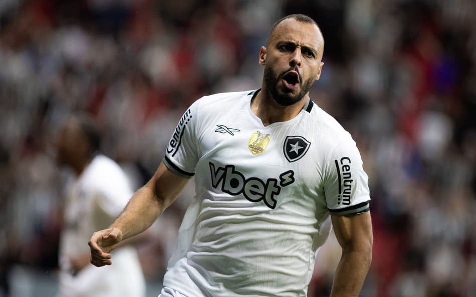 Arthur Cabral marcou seu primeiro gol pelo Botafogo (Foto: Isabela Azine/AGIF)