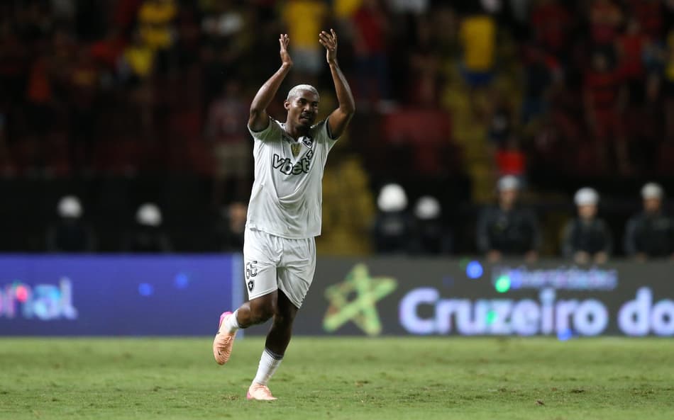 Cuiabano comemora gol do Botafogo contra o Sport (Foto: Marlon Costa/AGIF)