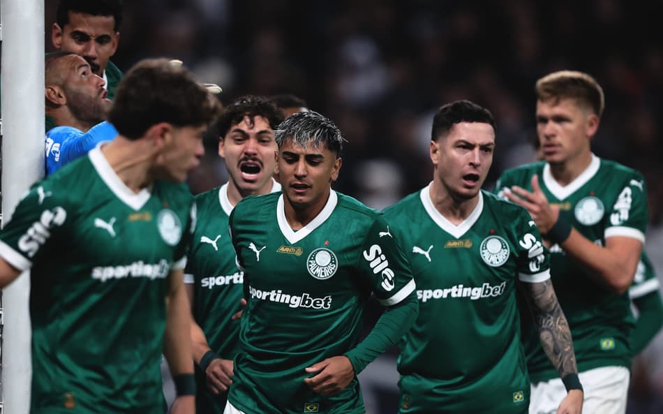 Jogadores do Palmeiras durante partida na Neo Química Arena