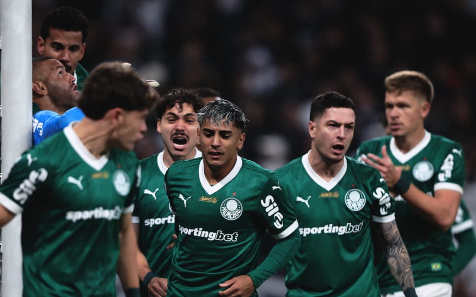 Jogadores do Palmeiras durante partida na Neo Química Arena