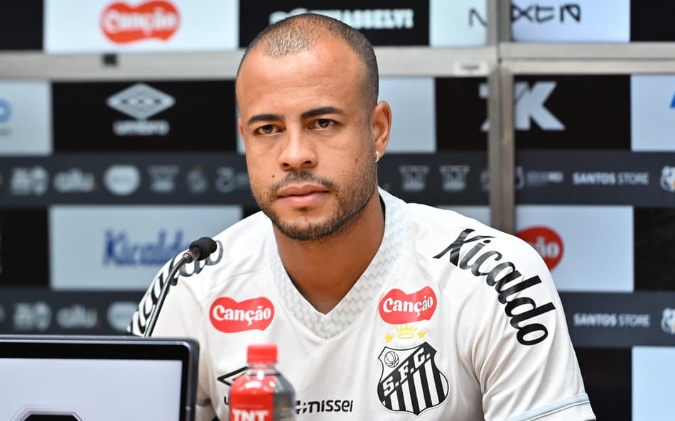 Mayke revela que o Executivo de Futebol Alexandre Mattos foi fundamental para a chegada no Santos. (Foto: Jota Erre/AGIF)