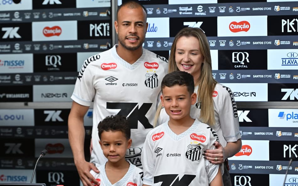 Mayke foi apresentado no Santos na última quinta-feira (31) ao lado de familiares. (Foto: Jota Erre/AGIF)