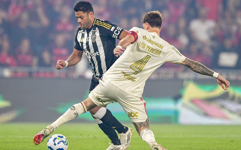 Hulk x Léo Pereira em Flamengo x Atlético-MG (Foto: Thiago Ribeiro/AGIF)