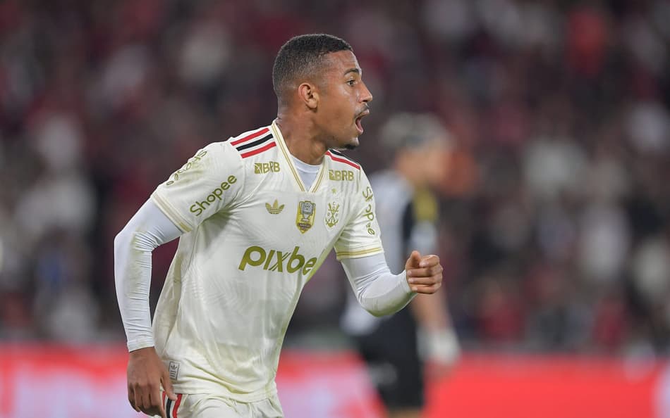 Samuel Lino em sua estreia pelo Flamengo (Foto: Foto: Thiago Ribeiro/AGIF)