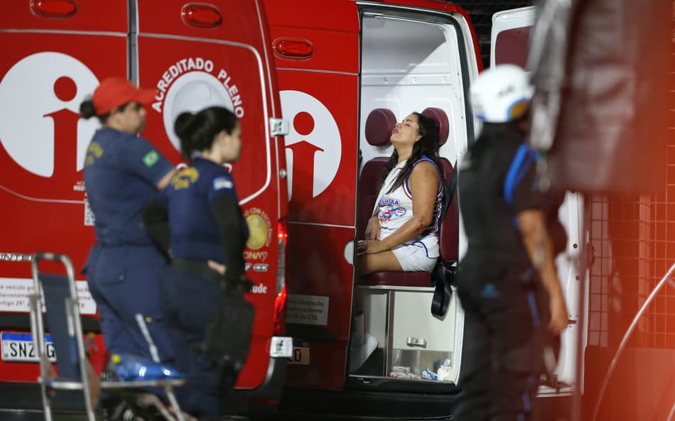 Torcedora do Bahia passa mal dentro de ambulância (Foto: Marlon Costa/AGIF)