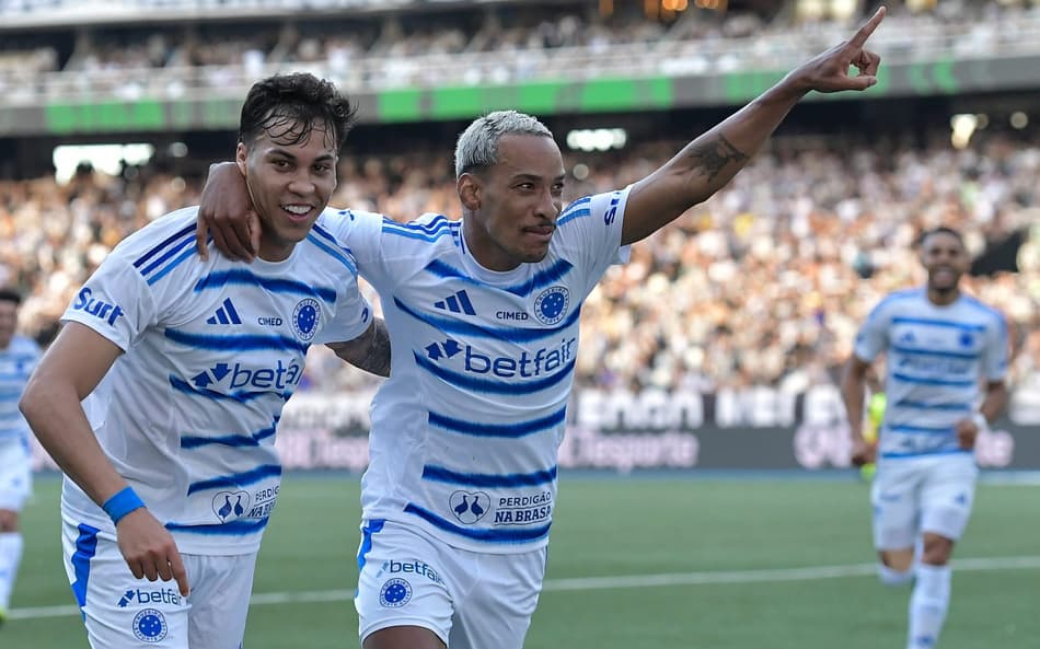 Matheus Pereira e Kaio Jorge comemoram segundo gol do Cruzeiro sobre o Botafogo (Foto: Thiago Ribeiro/AGIF)
