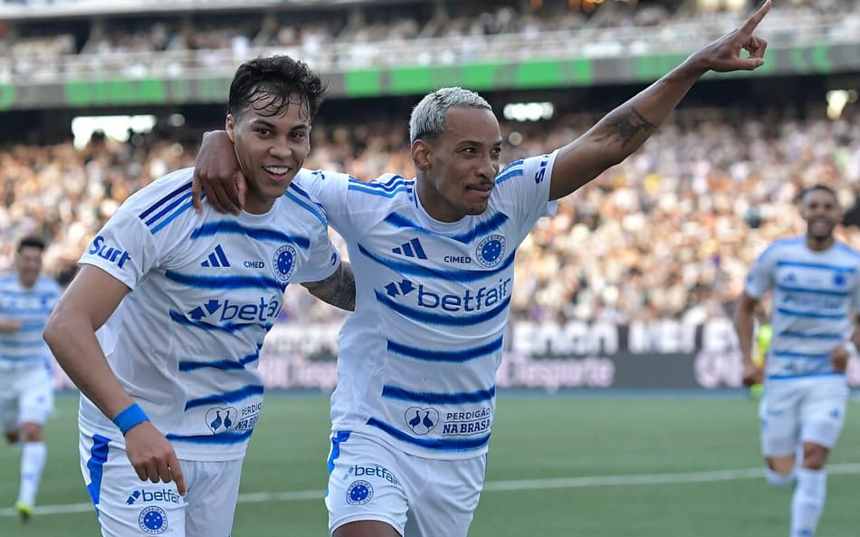 Matheus Pereira e Kaio Jorge comemoram segundo gol do Cruzeiro sobre o Botafogo (Foto: Thiago Ribeiro/AGIF)