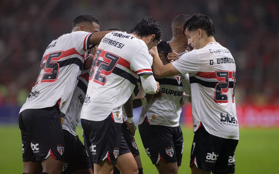 São Paulo comemora gol diante do Inter no Beira-Rio (Foto: Maxi Franzoi/AGIF)