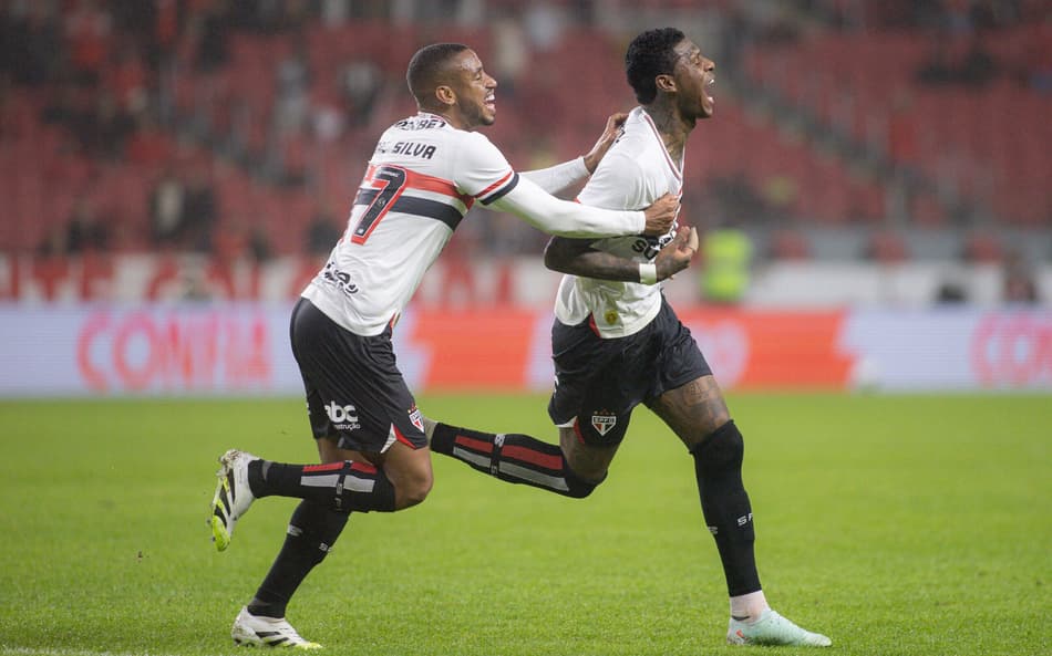 Arboleda comemora com André Silva o gol do São Paulo diante do Internacional. (Foto: Maxi Franzoi/AGIF)