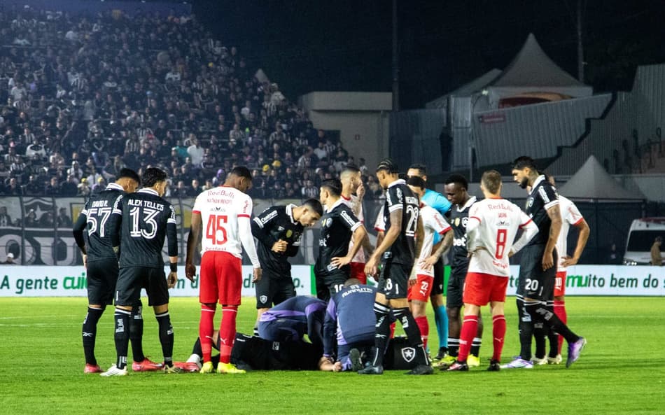 Marlon Freitas deixou jogo do Botafogo em ambulância após pancada na cabeça (Foto: Joisel Amaral/AGIF)