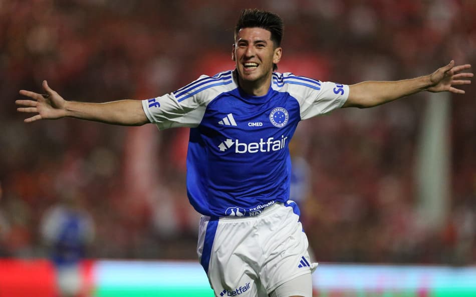 Zagueiro Villalba comemora gol do Cruzeiro contra o CRB (Foto: Marlon Costa/AGIF)