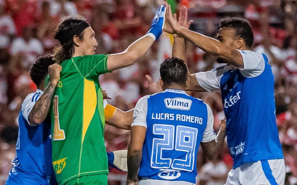 Goleiro Cássio do Cruzeiro defende pênalti contra o CRB (Foto: Itawi Albuquerque/AGIF)