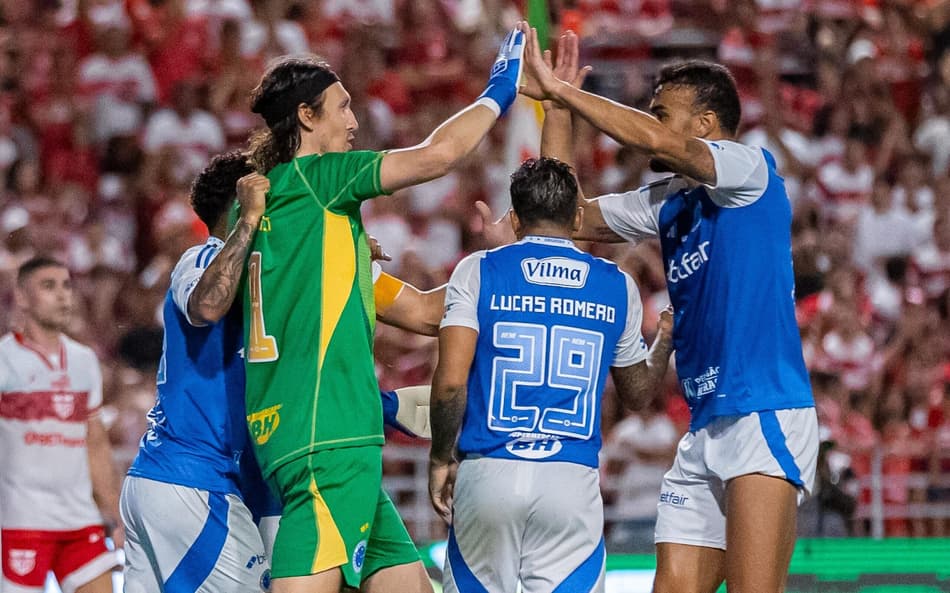 Goleiro Cássio do Cruzeiro defende pênalti contra o CRB (Foto: Itawi Albuquerque/AGIF)