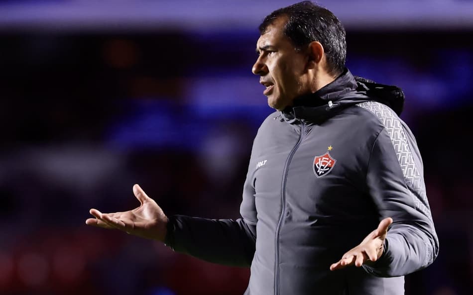 Carille comanda o Vitória contra o São Paulo no Brasileirão (Foto: Marcello Zambrana/AGIF)
