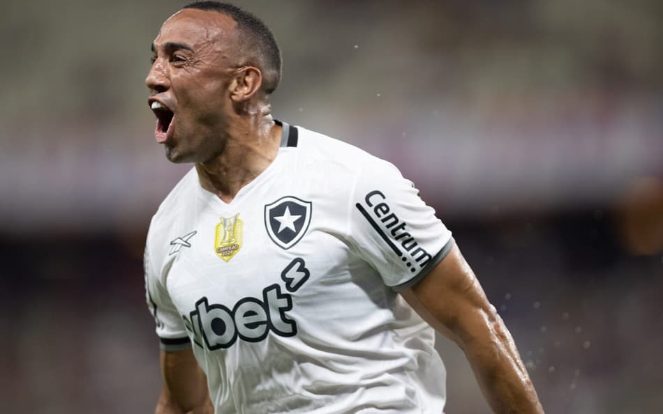 Marçal comemora gol do Botafogo contra o Fortaleza (Foto: Baggio Rodrigues/AGIF)