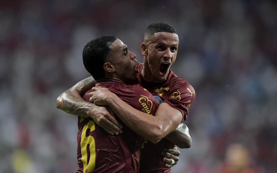 Juba e Jean Lucas comemoram gol contra o Fluminense (Foto: Jhony Pinho/AGIF)