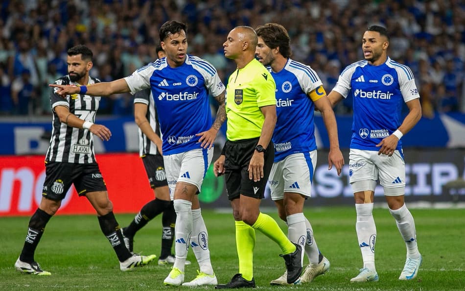 Wilton Pereira Sampaio cercado por jogadores em Cruzeiro x Santos