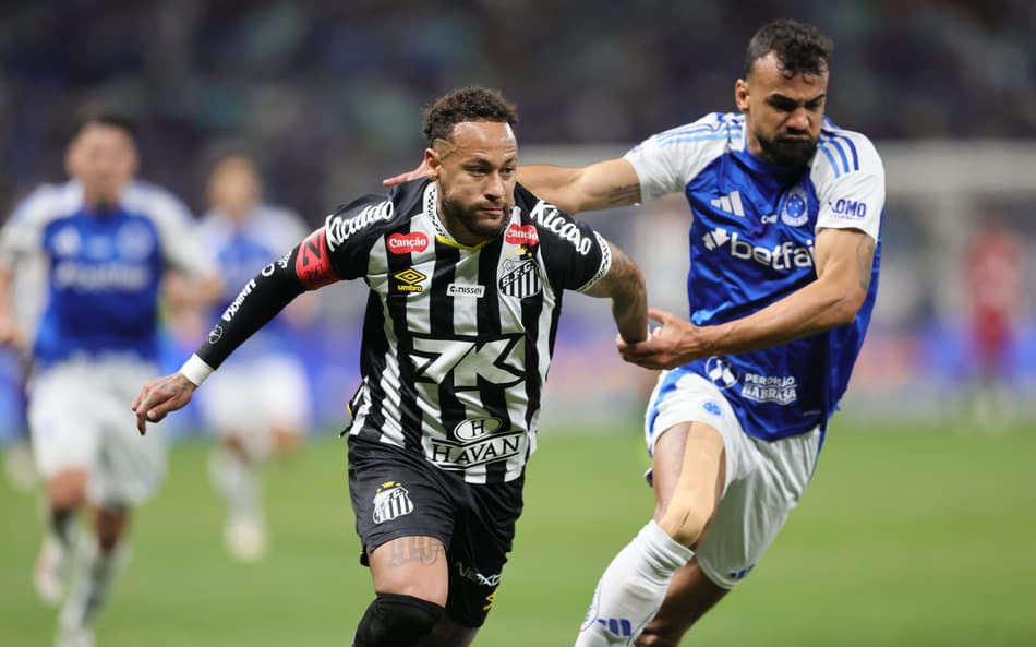 Neymar, do Santos, e Fabrício Bruno, do Cruzeiro (Foto: Gilson Lobo/AGIF)