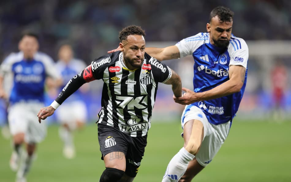 Neymar, do Santos, e Fabrício Bruno, do Cruzeiro (Foto: Gilson Lobo/AGIF)
