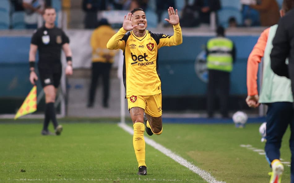 Matheusinho comemora gol da vitória do Sport sobre o Grêmio. (Foto: Maxi Franzoi/AGIF)