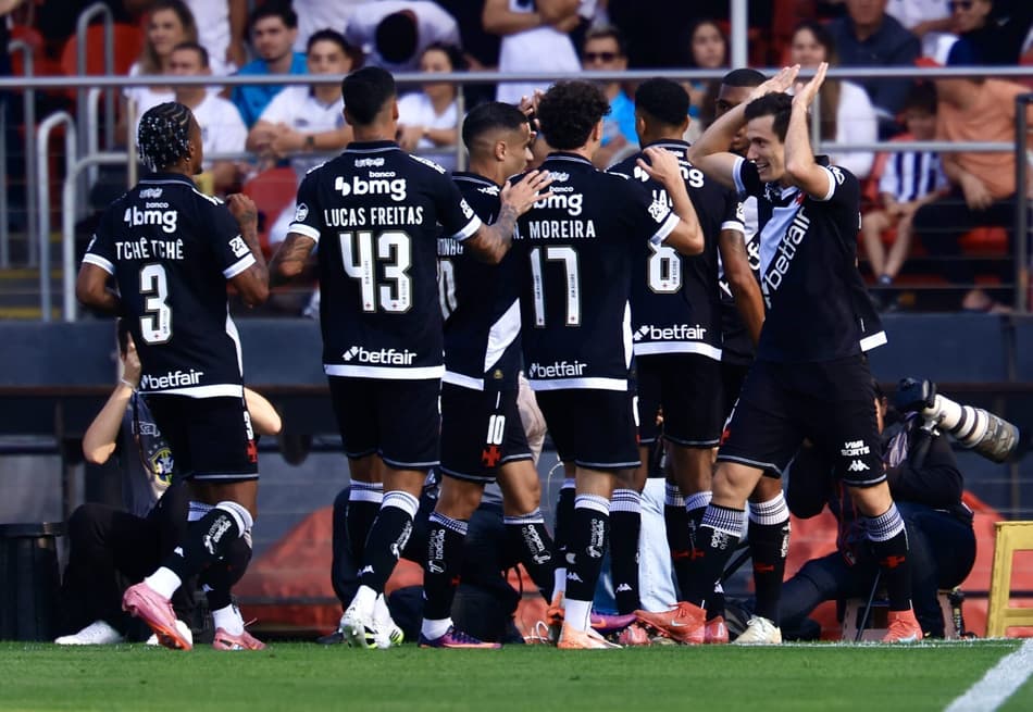 Vasco comemora gol diante do Santos (Foto: Marcello Zambrana/AGIF)