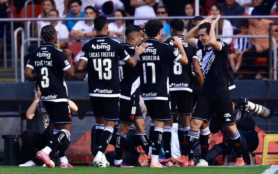 Vasco comemora gol diante do Santos (Foto: Marcello Zambrana/AGIF)