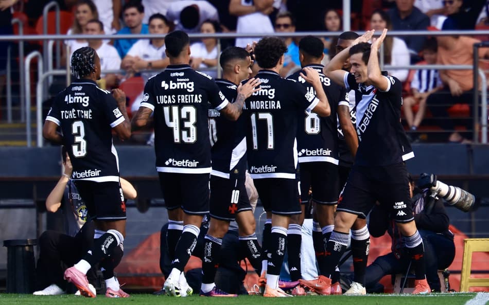 Vasco comemora gol diante do Santos (Foto: Marcello Zambrana/AGIF)