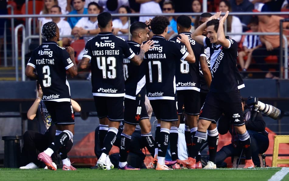 Vasco comemora gol diante do Santos (Foto: Marcello Zambrana/AGIF)