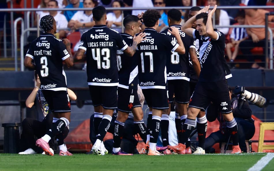 Vasco comemora gol diante do Santos (Foto: Marcello Zambrana/AGIF)