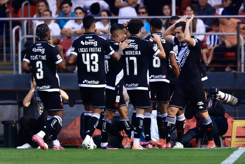 Vasco comemora gol diante do Santos (Foto: Marcello Zambrana/AGIF)